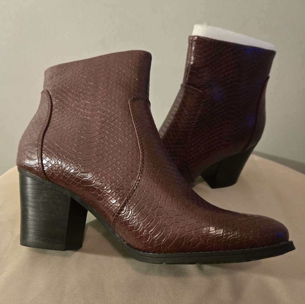 Baretraps Legacy Women's Bootie Size 9M Color- Burgundy NEW